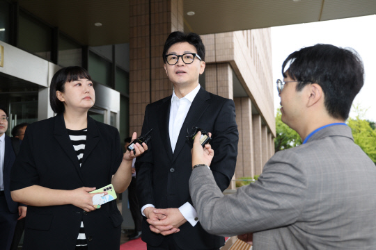 한동훈 법무부 장관이 27일 정부과천청사 법무부로 출근하며 더불어민주당 이재명 대표의 구속영장 기각에 대한 취재진의 질문에 답하고 있다.   연합뉴스